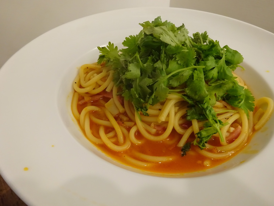 山盛りパクチのトマトパスタ