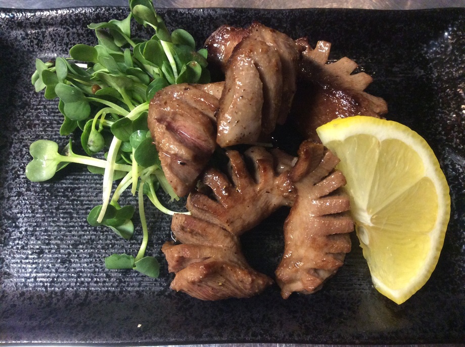 厚切り牛タン塩焼き（980円）