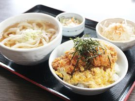 カツ丼定食　うどん・ご飯、大盛り無料