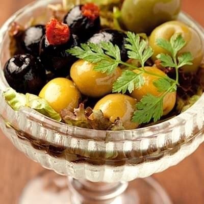 スペインの「オリーブ2種盛り」（３９０円）
