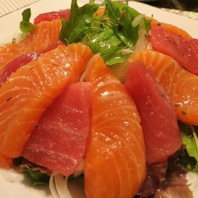 「マグロとサーモンのカルパッチョ」（５５０円）