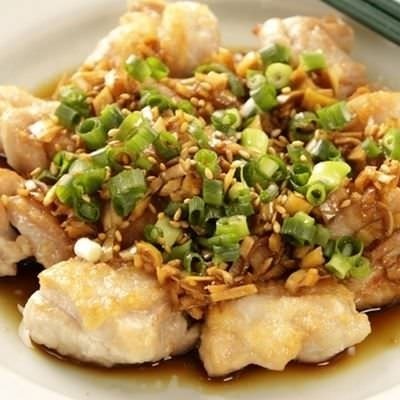 「葱まみれ油林鶏～ユウリンチー」（６８０円）