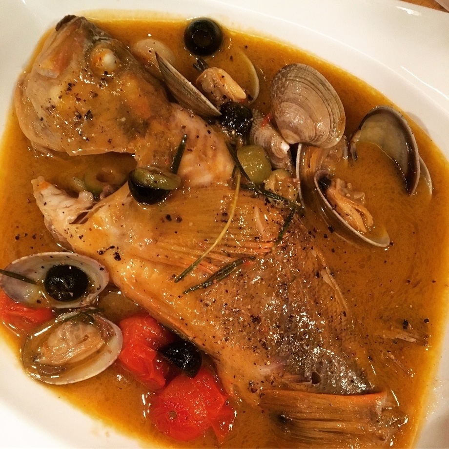 本日鮮魚の豪快アクアパッツァ（1200円）