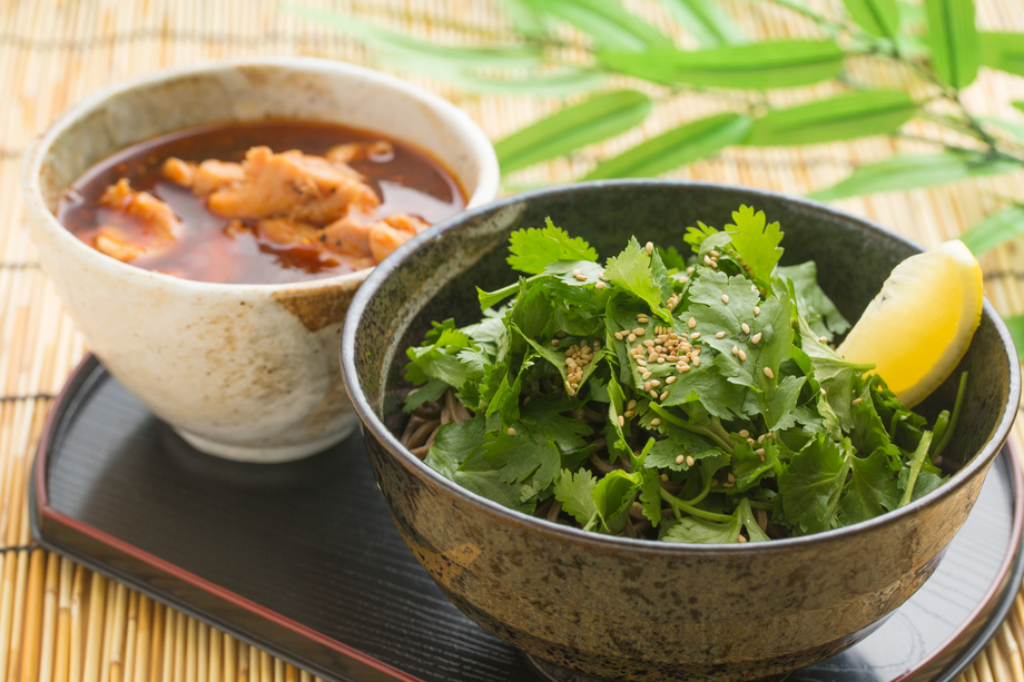 鶏パクチーつけ蕎麦（９５０円）