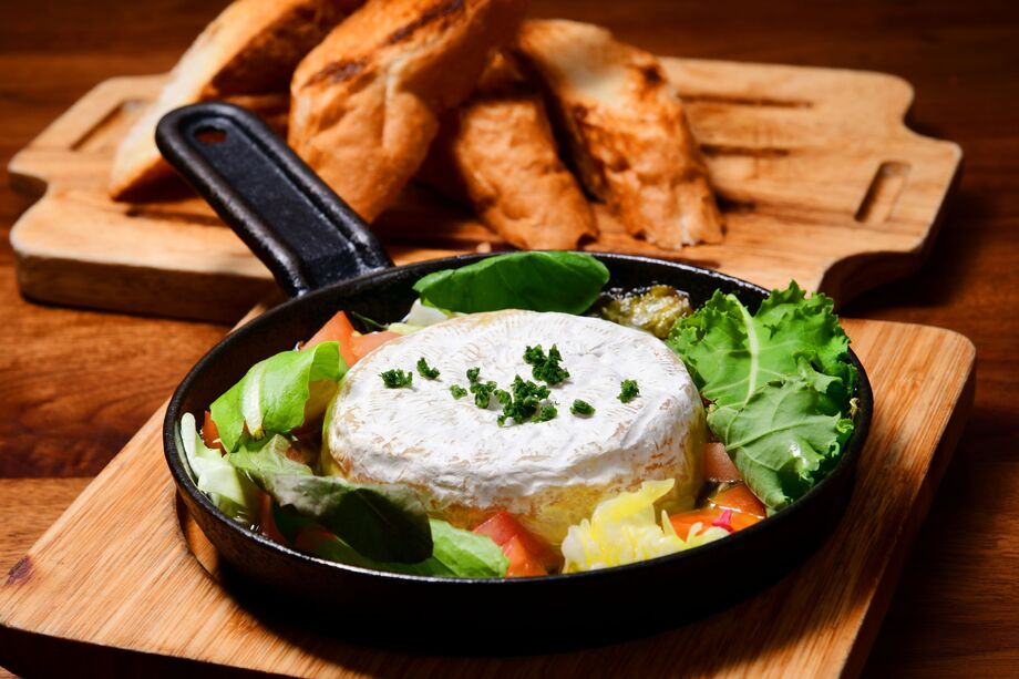 丸ごとカマンベールアヒージョ