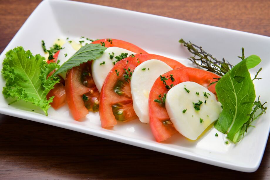 トマトとモッツァレラチーズのカプレーゼ