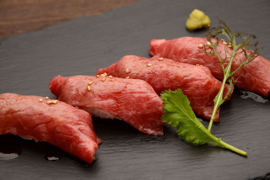 和牛の炙り肉寿司　2貫