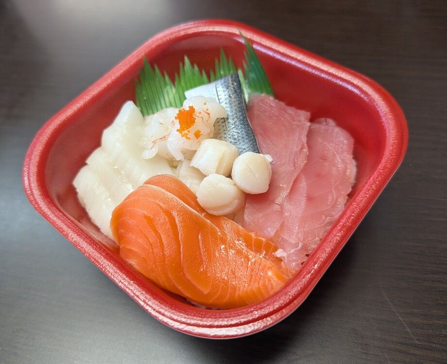 人気NO.2　海鮮丼（並盛680円（税込）～）