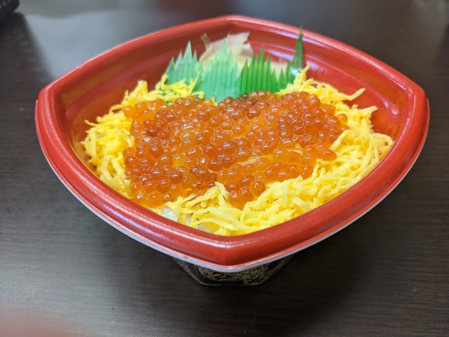 いくら丼（並盛780円～(税込））