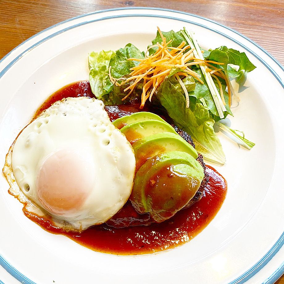 ハンバーグ アボカド＆目玉焼き クラシックソース」｜Days 鵠沼 （DAYS