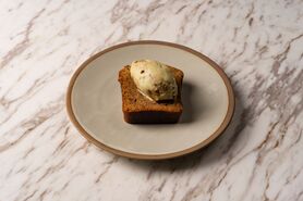 大人のヴィーガンバナナケーキ w/ピスタチオアイス、Ovgo Bakerバナナケーキ