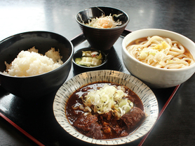 豚味噌もつ煮込み定食　うどん・ご飯、大盛り無料