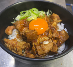 豚味噌もつ煮込み丼