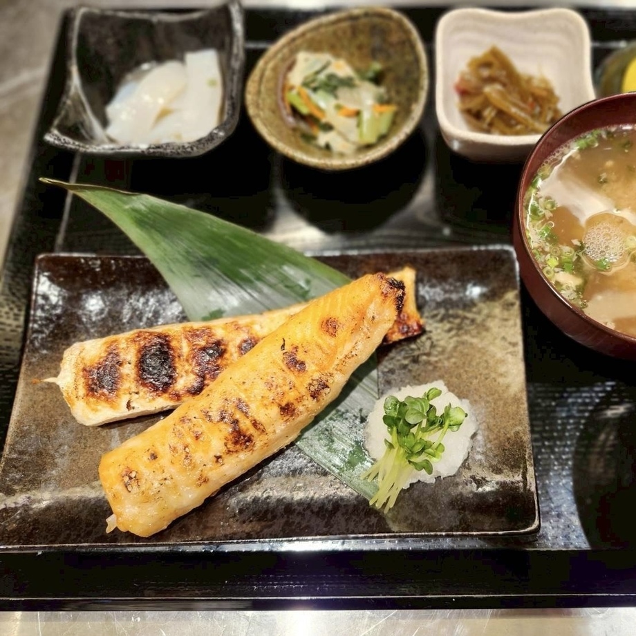 『NEW‼️』大人気❗️大とろサーモンハラス定食