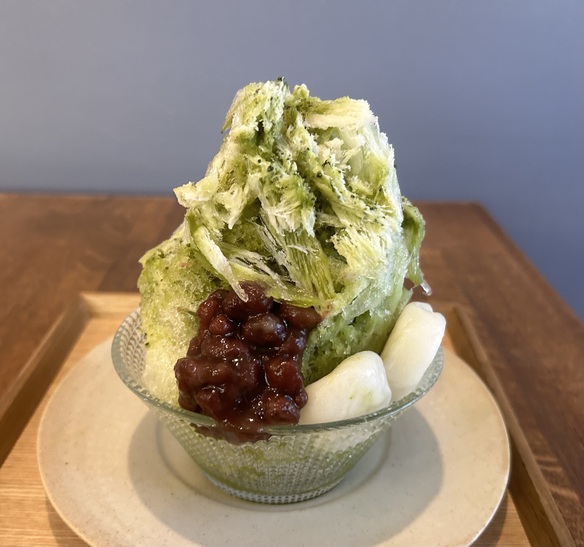 抹茶ミルクあづきかき氷（温かいお茶付）