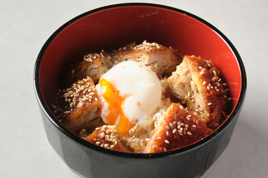 鶏キムカツ丼（温玉のせ）