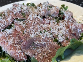 黒毛和牛とパルミジャーノ、ルッコラのサラダ　燻製ドレッシング