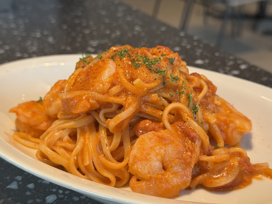 濃厚なエビのトマトソースパスタ