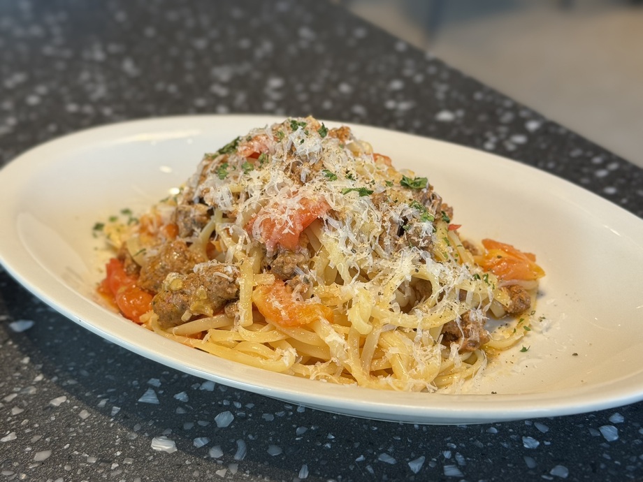 スパイシーな子羊のソーセージとフレッシュトマトのパスタ