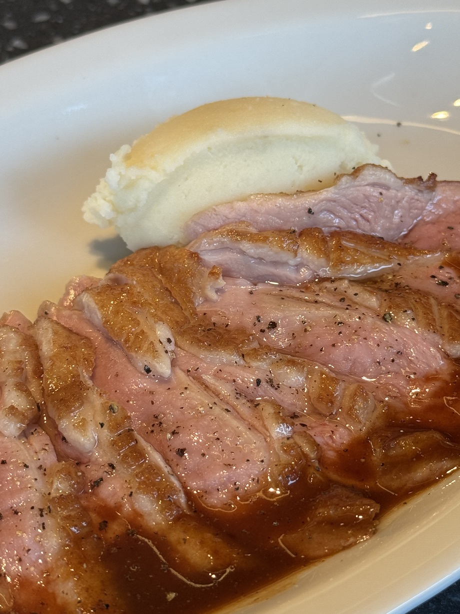 ハンガリー産鴨胸肉のロースト　マデラ酒のソース