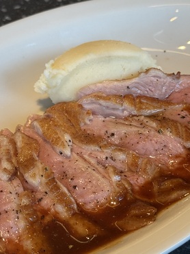 ハンガリー産鴨胸肉のロースト　マデラ酒のソース