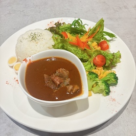 彩りサラダの牛すじカレープレート