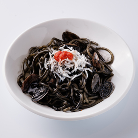 釜揚げしらすのイカ墨パスタ