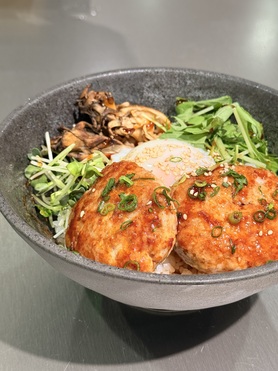 お月見つくね丼【サラダ付き】