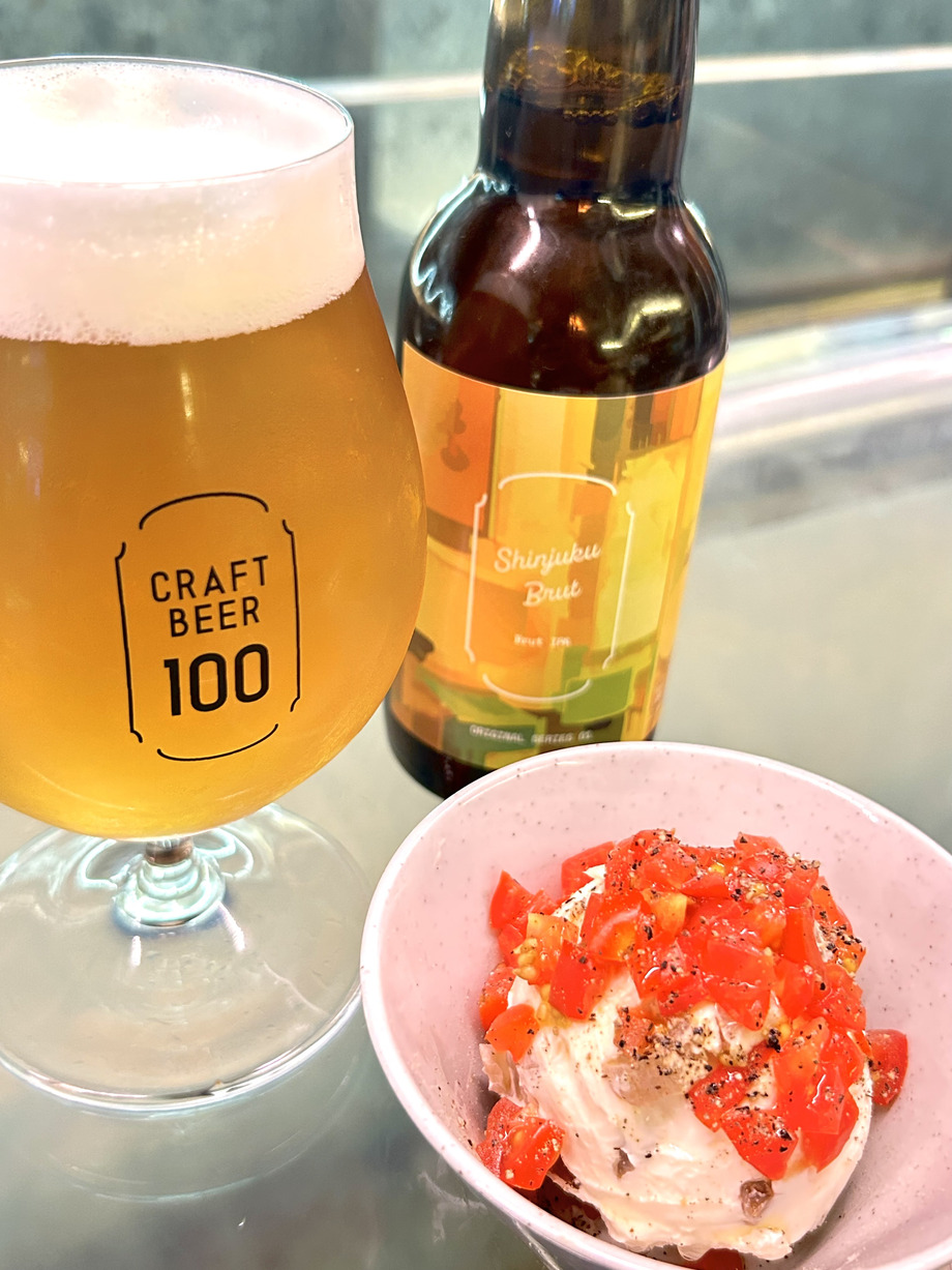 「Shinjuku Brut IPA」と「フレッシュトマトといぶりがっこのクリームチーズ」ペアリングセット！