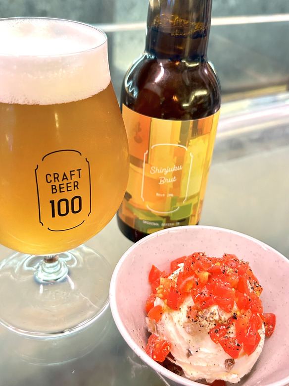 「Shinjuku Brut IPA」と「フレッシュトマトといぶりがっこのクリームチーズ」ペアリングセット！