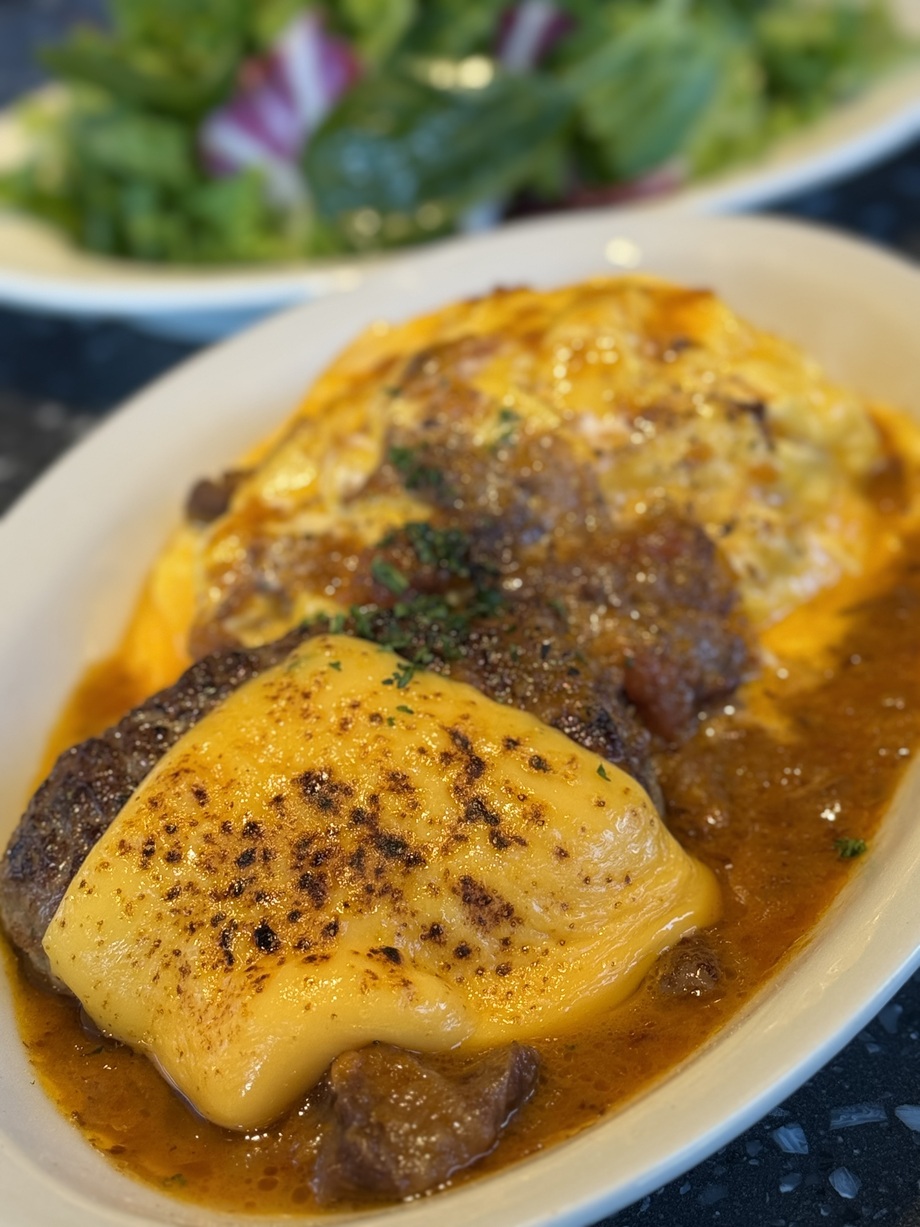 ★★　オムライス&チーズハンバーグ　〜ビーフシチューソース　サラダ付き