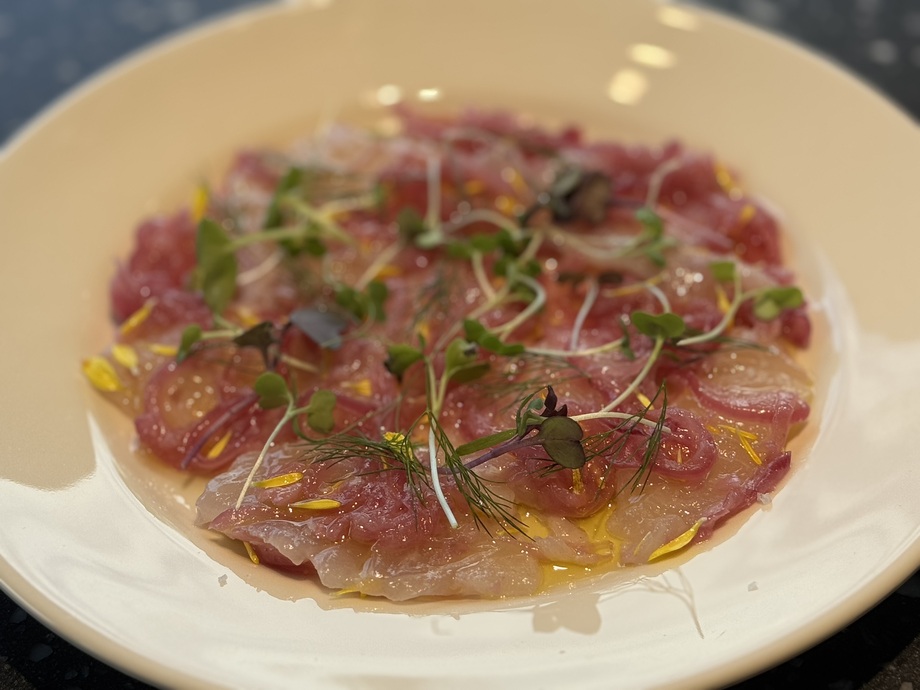 真鯛のカルパッチョ　赤玉ねぎのソース