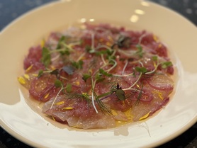 真鯛のカルパッチョ　赤玉ねぎのソース