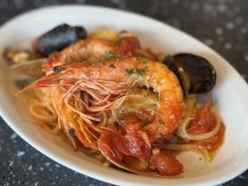 贅沢魚介とトマトのペスカトーレ