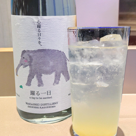 躍る一日 果汁たっぷりパイナップルハイ