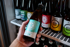 飲み放題ご利用方：ビールショーケースから取ります