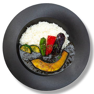 RIN＆GO季節の温野菜カレー（竹炭ブラック）（¥900）