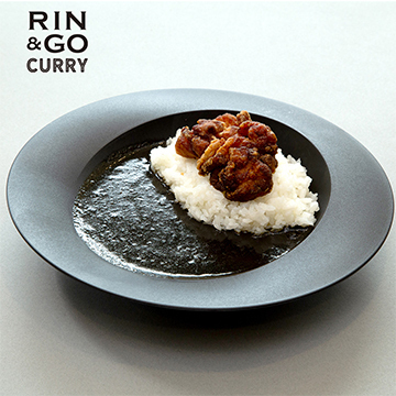 鶏からカレー（竹炭ブラック）（¥980）