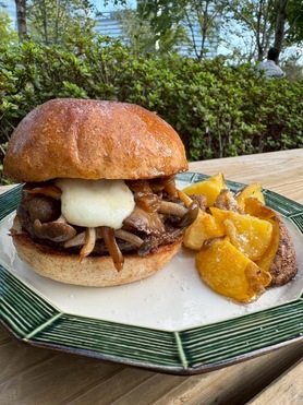 10月梅田限定！キノコモッツァバーガー🍄