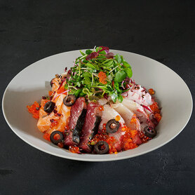 芝浜市場のよくばり海鮮サラダ