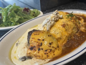 ★★ 大人気のwソースの半熟オムライス　柔らかハンバーグチーズ乗せ　サラダ付き