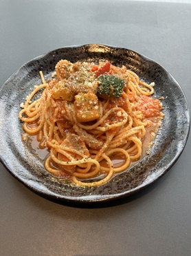 グリルチキンとゴロゴロ野菜のトマトソースパスタ