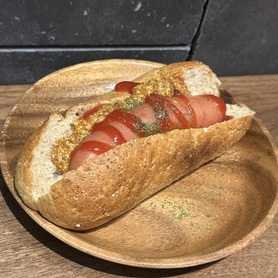 全粒粉パンのホットドック