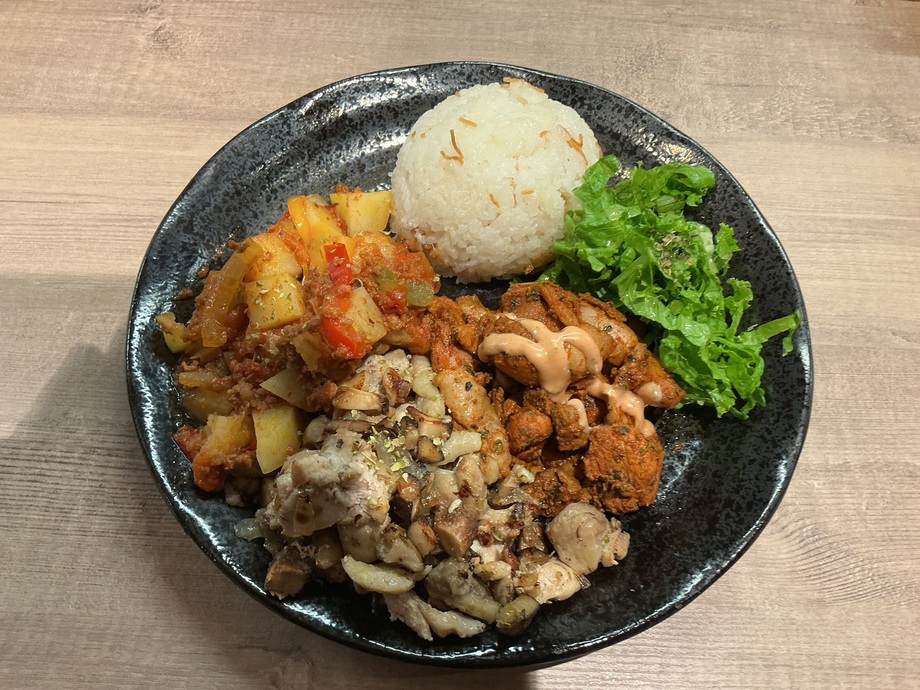 本日のスペシャルメニュー　おかず3種類セット　uc Yemegi set