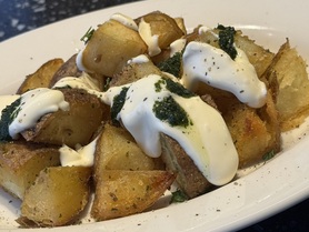 ガーリックポテト＆アイオリマヨネーズ　バジルソース