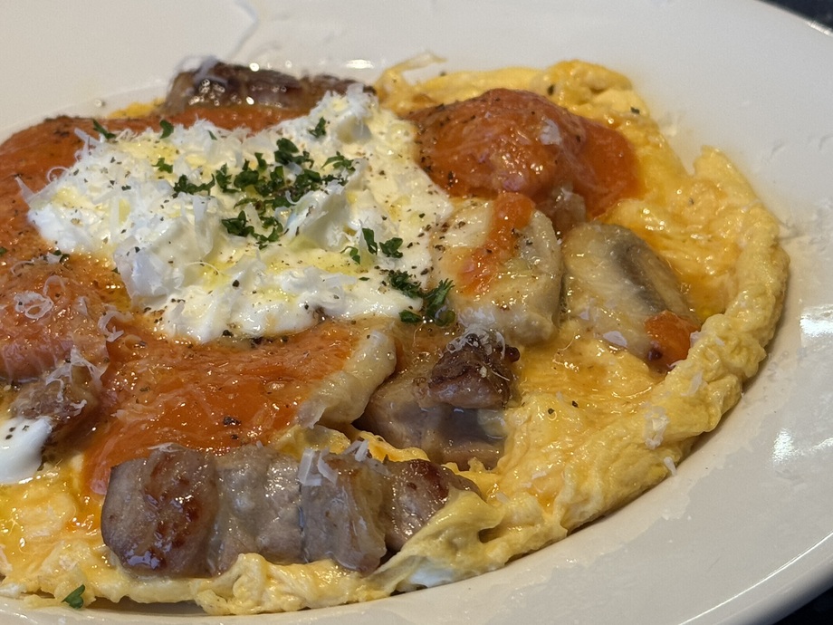 自家製ベーコンとマッシュルームの半熟オムレツ　クリームチーズとトマトのWソース