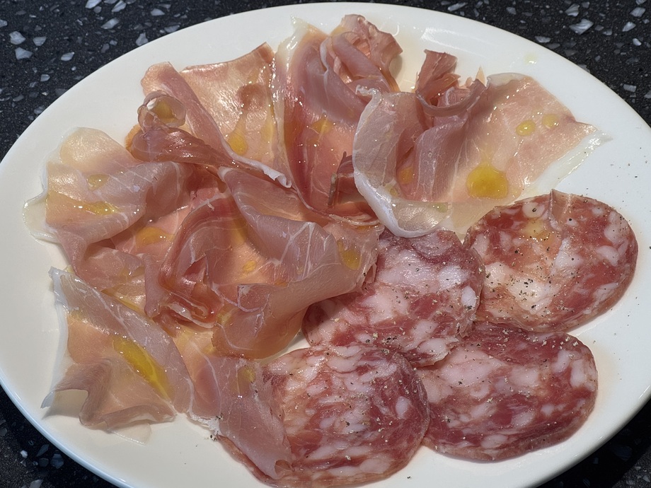 生ハムとサラミの盛り合わせ