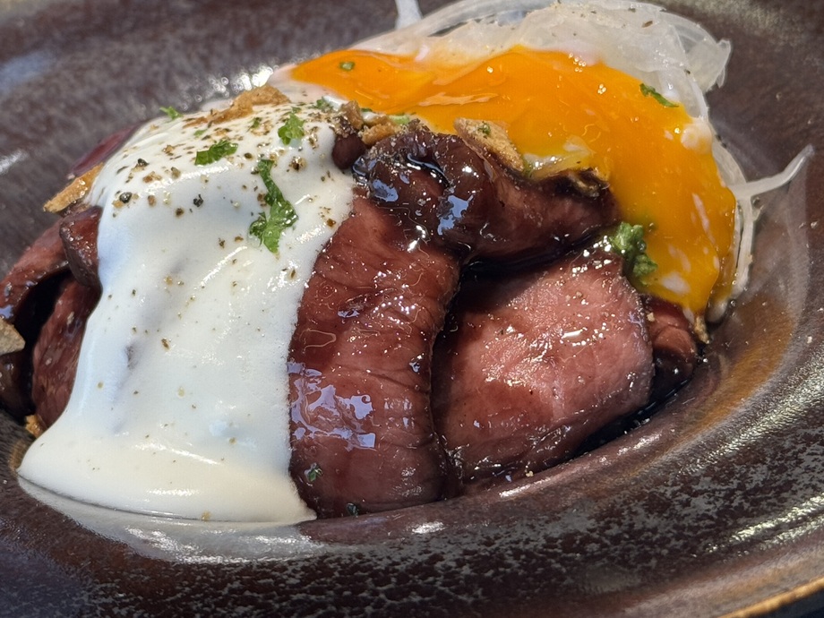 アンガス牛のローストビーフ丼　温玉のせ　シャリアピンソース　サラダ付き