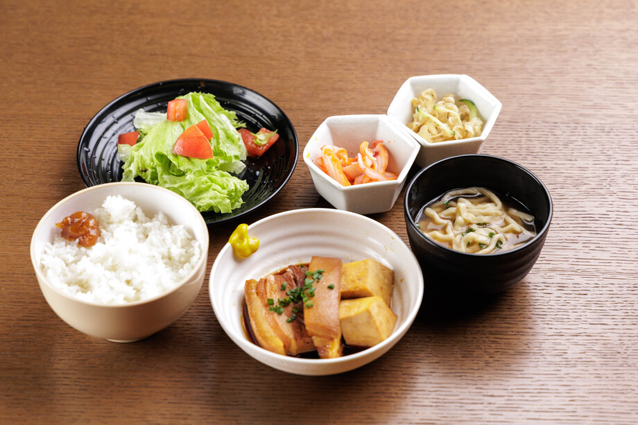 ラフテー定食（ラフテー、ライス、もずく酢、沖縄そばスープ）