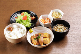 ラフテー定食（ラフテー、ライス、もずく酢、沖縄そばスープ）